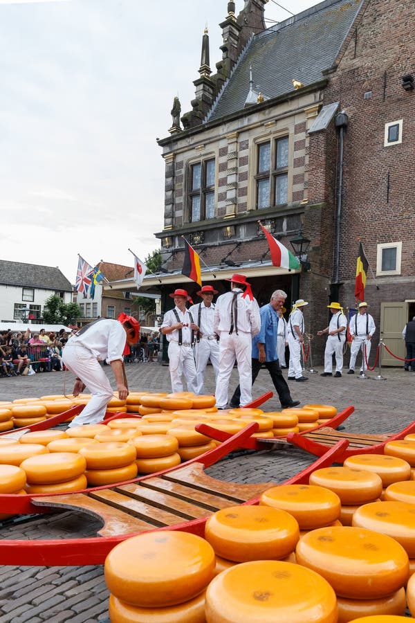 https://mdw-travel-data-us-east-1.s3.amazonaws.com/img/country/Netherlands/Cheese-market-Alkmaar/img_02.jpg