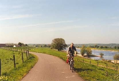 https://mdw-travel-data-us-east-1.s3.amazonaws.com/img/country/Netherlands/Cycling-along-the-Kromme-Rijn/img_02.jpg