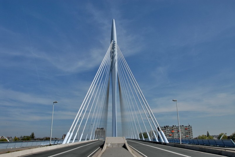 https://mdw-travel-data-us-east-1.s3.amazonaws.com/img/country/Netherlands/Erasmusbrug/img_03.jpg
