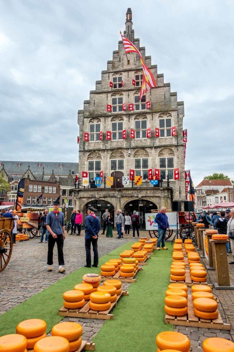 https://mdw-travel-data-us-east-1.s3.amazonaws.com/img/country/Netherlands/Gouda-Cheese-Market/img_01.jpg