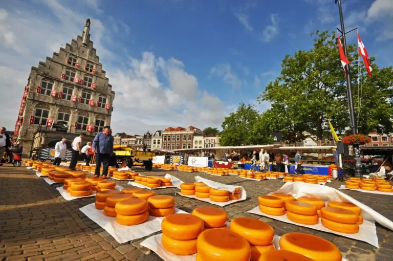 https://mdw-travel-data-us-east-1.s3.amazonaws.com/img/country/Netherlands/Gouda-Cheese-Market/img_02.jpg