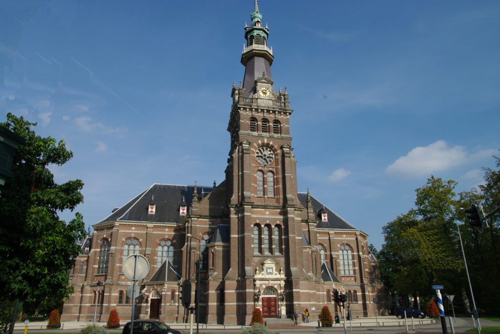 https://mdw-travel-data-us-east-1.s3.amazonaws.com/img/country/Netherlands/Grote-Kerk/img_00.jpg