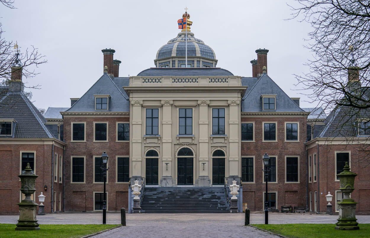 https://mdw-travel-data-us-east-1.s3.amazonaws.com/img/country/Netherlands/Huis-ten-Bosch-Palace/img_01.jpg