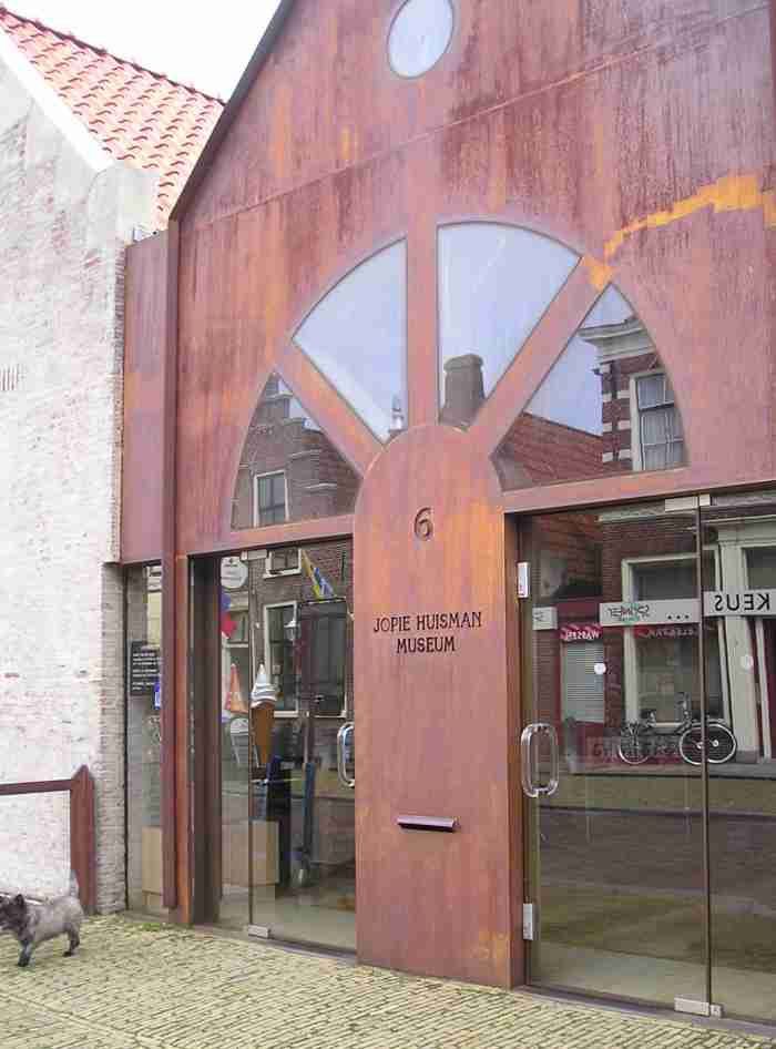 https://mdw-travel-data-us-east-1.s3.amazonaws.com/img/country/Netherlands/Jopie-Huisman-Museum/img_03.jpg