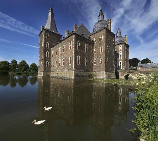 https://mdw-travel-data-us-east-1.s3.amazonaws.com/img/country/Netherlands/Kasteel-Hoensbroek/img_01.jpg