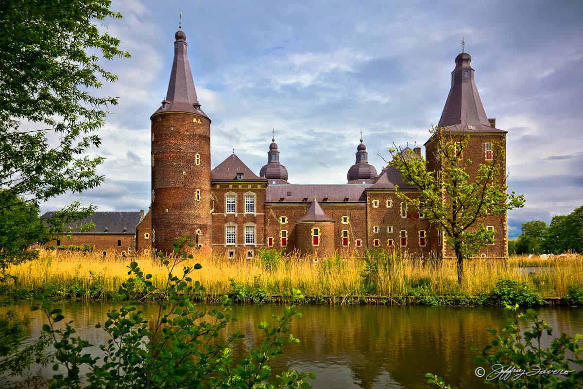 https://mdw-travel-data-us-east-1.s3.amazonaws.com/img/country/Netherlands/Kasteel-Hoensbroek/img_03.jpg