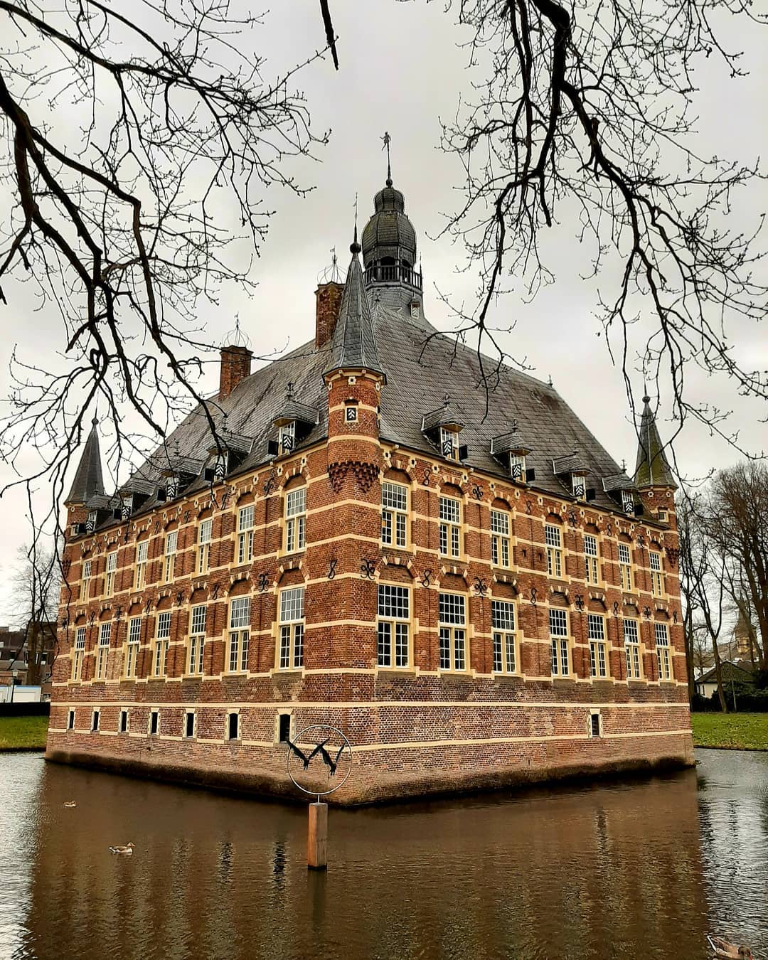 https://mdw-travel-data-us-east-1.s3.amazonaws.com/img/country/Netherlands/Kasteel-Wijchen/img_01.jpg