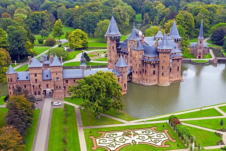 https://mdw-travel-data-us-east-1.s3.amazonaws.com/img/country/Netherlands/Kasteel-de-Haar/img_03.jpg