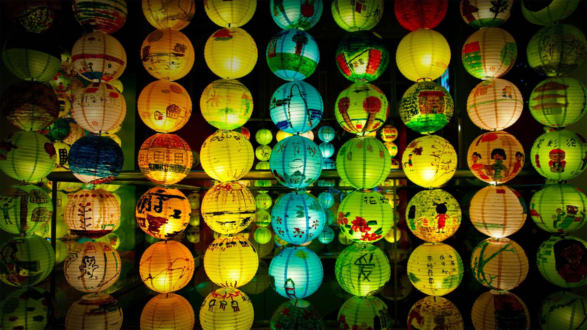 https://mdw-travel-data-us-east-1.s3.amazonaws.com/img/country/Netherlands/Lanterns-in-de-Kanselarij/img_00.jpg