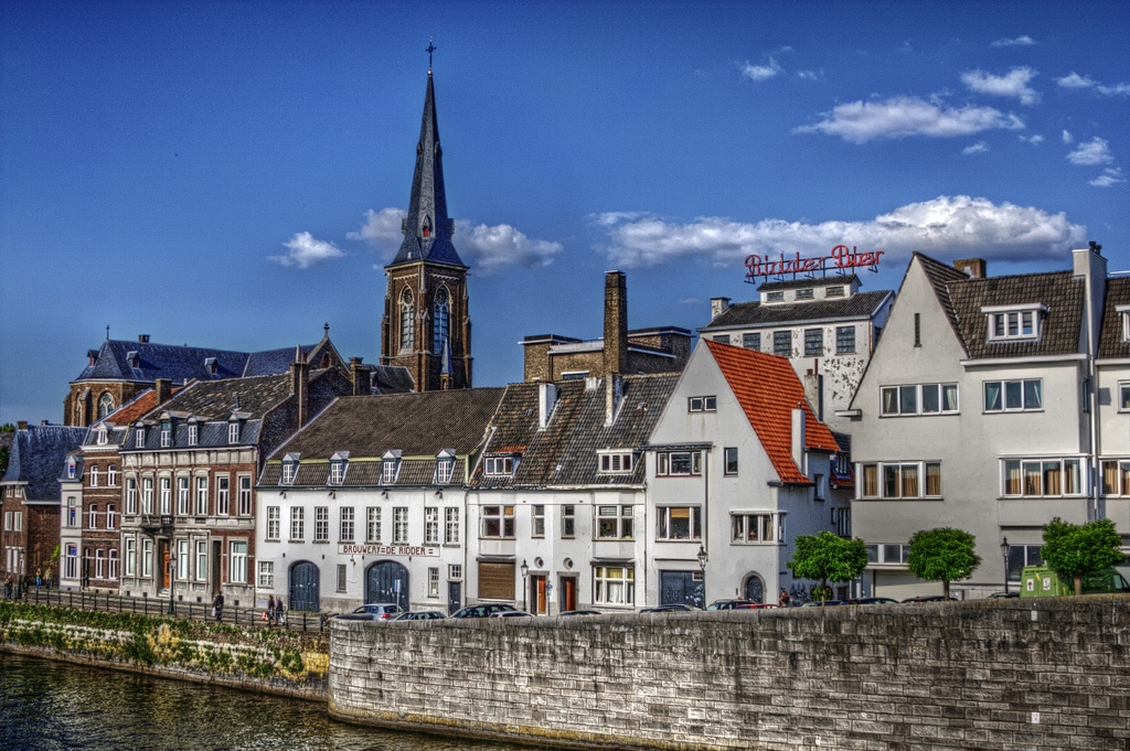 https://mdw-travel-data-us-east-1.s3.amazonaws.com/img/country/Netherlands/Maastricht-Underground/img_00.jpg