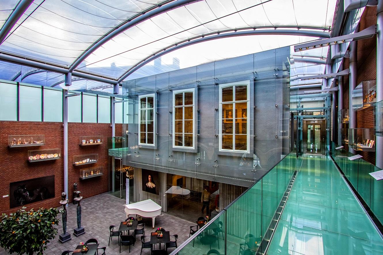https://mdw-travel-data-us-east-1.s3.amazonaws.com/img/country/Netherlands/Museum-aan-het-Vrijthof/img_01.jpg