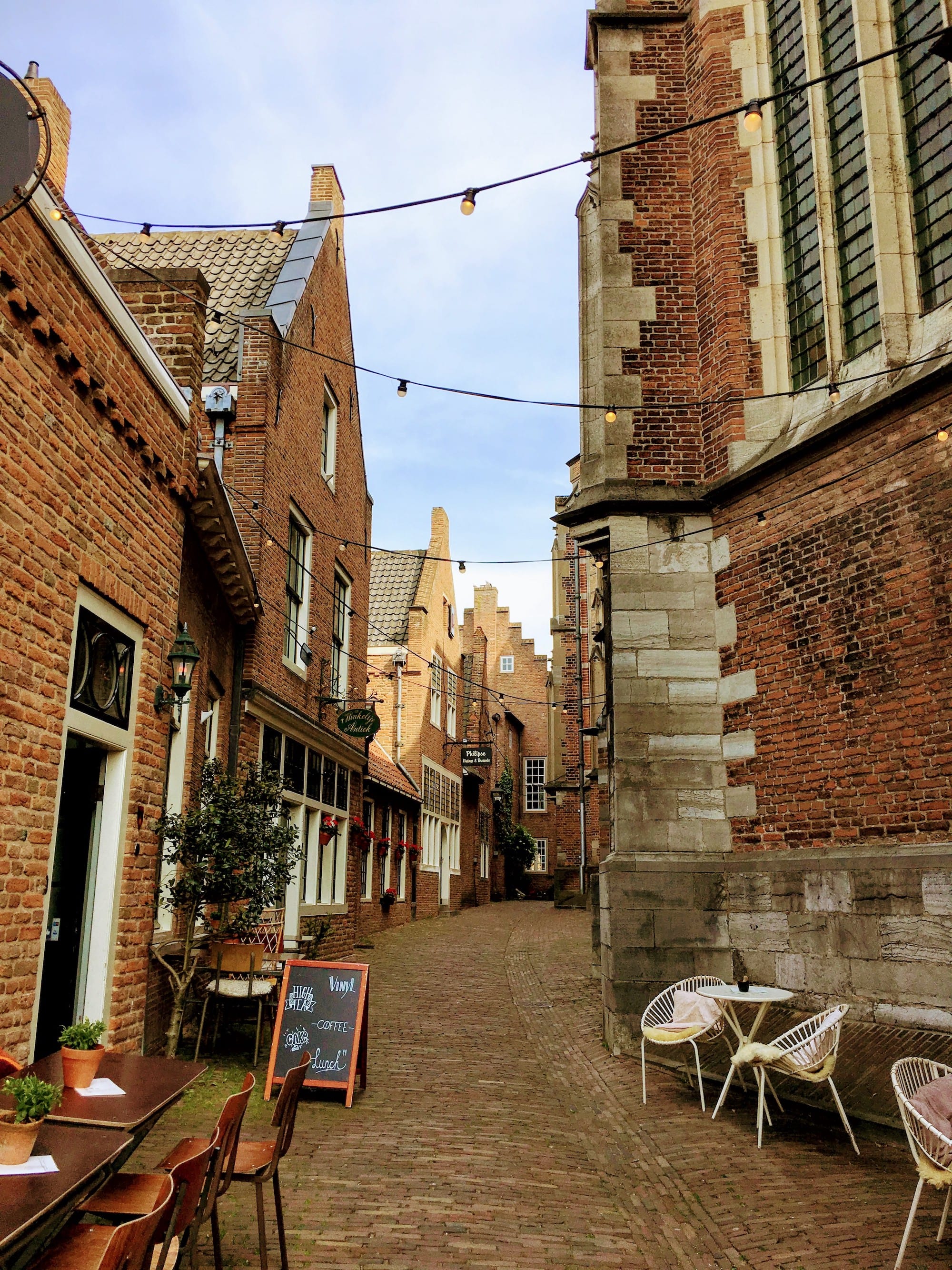 https://mdw-travel-data-us-east-1.s3.amazonaws.com/img/country/Netherlands/Nijmegen-City-Walk/img_02.jpg