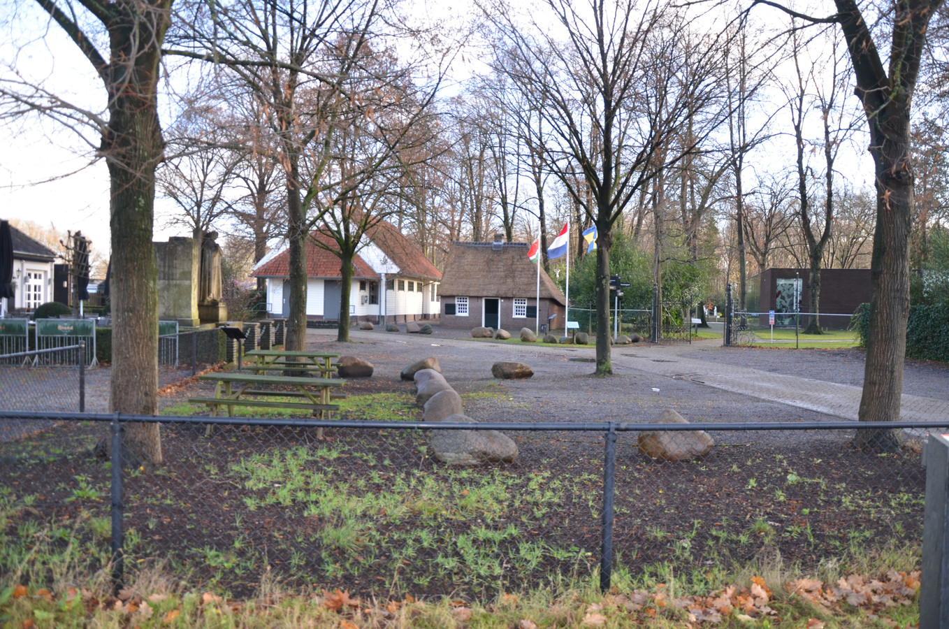 https://mdw-travel-data-us-east-1.s3.amazonaws.com/img/country/Netherlands/Peerke-Donders-Park/img_03.jpg