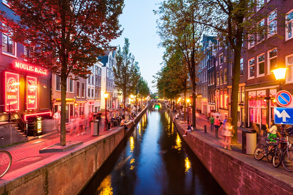 https://mdw-travel-data-us-east-1.s3.amazonaws.com/img/country/Netherlands/Red-Light-District/img_01.jpg