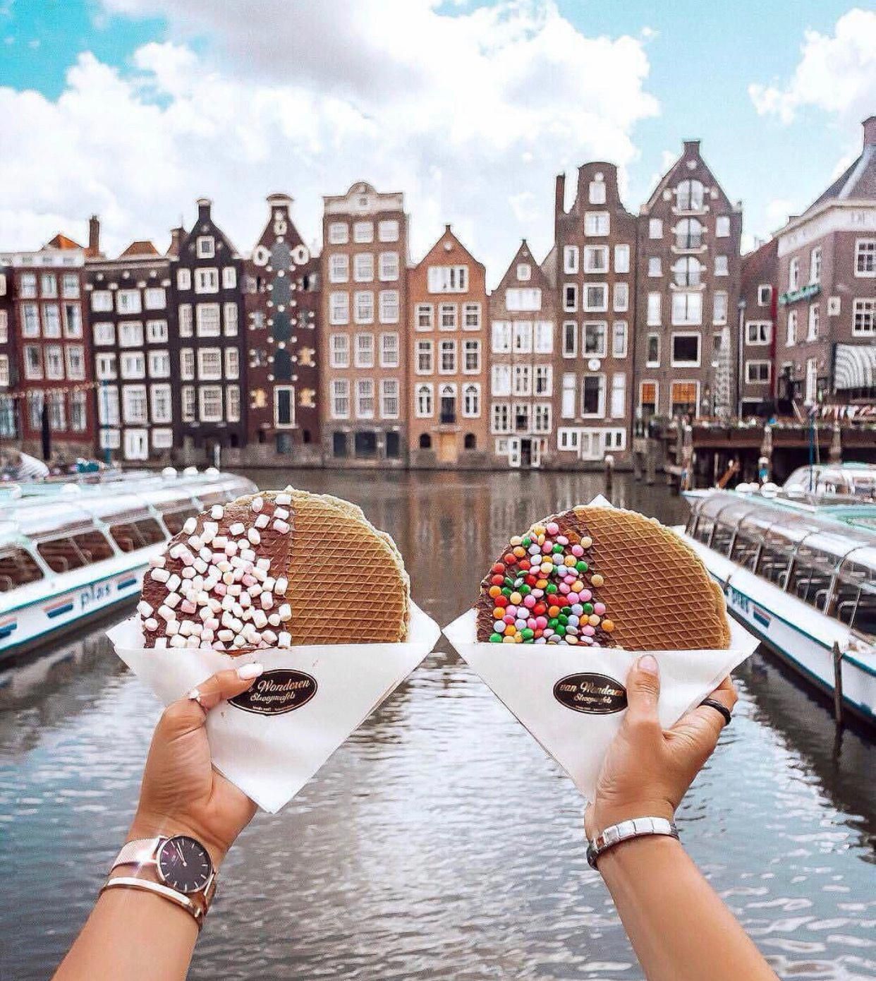 https://mdw-travel-data-us-east-1.s3.amazonaws.com/img/country/Netherlands/Red-Light-District/img_03.jpg