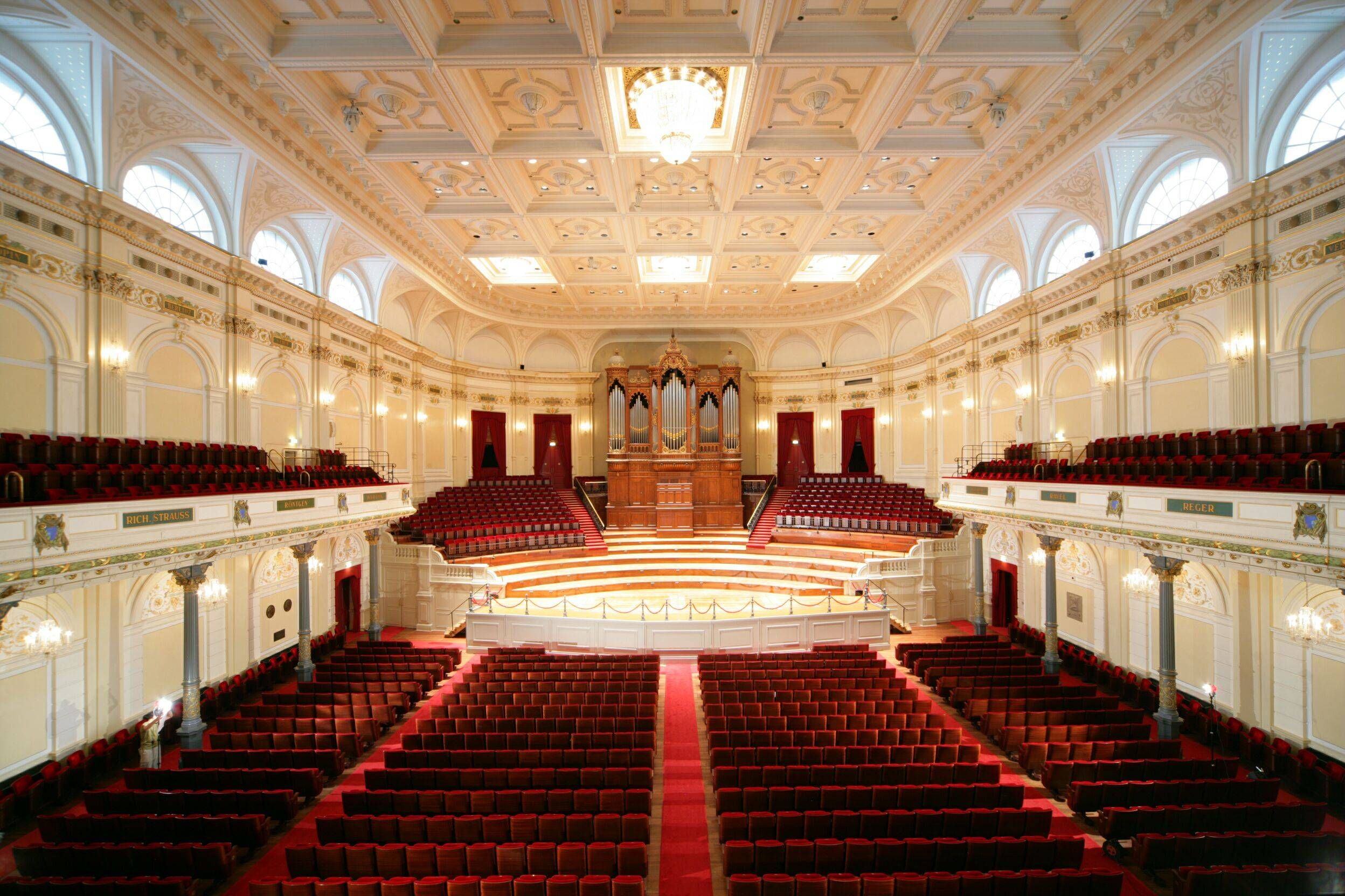https://mdw-travel-data-us-east-1.s3.amazonaws.com/img/country/Netherlands/Royal-Concertgebouw/img_01.jpg