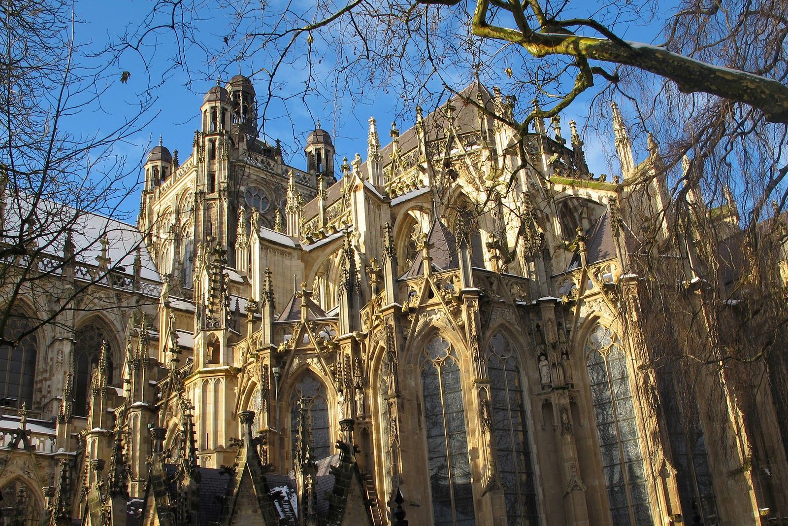 https://mdw-travel-data-us-east-1.s3.amazonaws.com/img/country/Netherlands/Sint-Janskathedraal/img_00.jpg