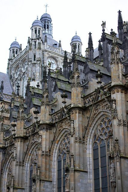 https://mdw-travel-data-us-east-1.s3.amazonaws.com/img/country/Netherlands/St-Johns-Cathedral/img_00.jpg