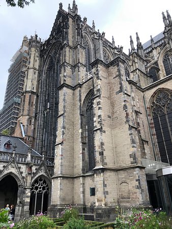 https://mdw-travel-data-us-east-1.s3.amazonaws.com/img/country/Netherlands/St-Martins-Cathedral/img_00.jpg