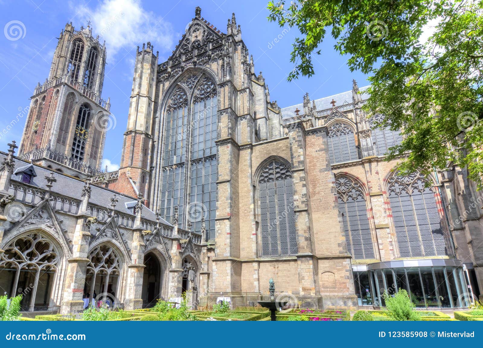 https://mdw-travel-data-us-east-1.s3.amazonaws.com/img/country/Netherlands/St-Martins-Cathedral/img_02.jpg