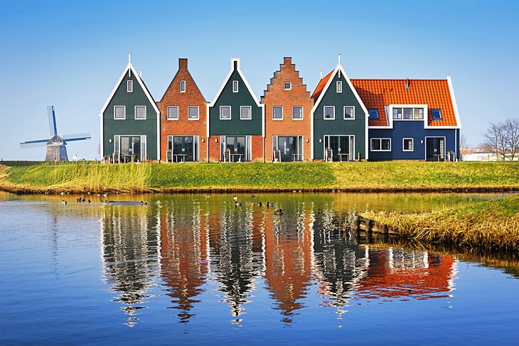 https://mdw-travel-data-us-east-1.s3.amazonaws.com/img/country/Netherlands/The-old-harbour-of-Volendam/img_01.jpg