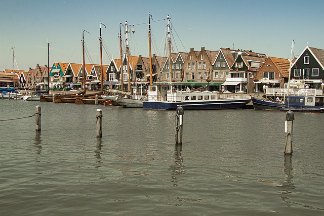 https://mdw-travel-data-us-east-1.s3.amazonaws.com/img/country/Netherlands/The-old-harbour-of-Volendam/img_02.jpg