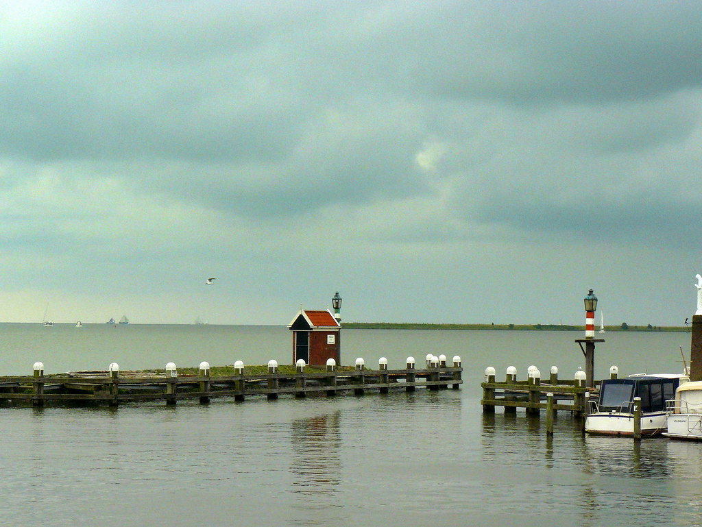https://mdw-travel-data-us-east-1.s3.amazonaws.com/img/country/Netherlands/The-old-harbour-of-Volendam/img_03.jpg