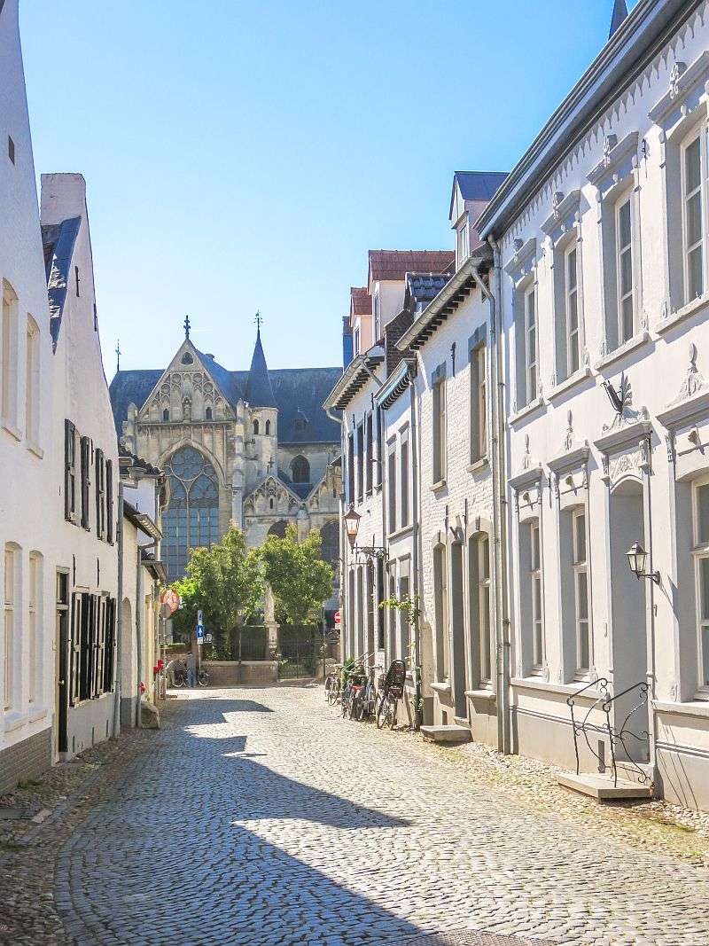 https://mdw-travel-data-us-east-1.s3.amazonaws.com/img/country/Netherlands/Thorn-Castle/img_01.jpg