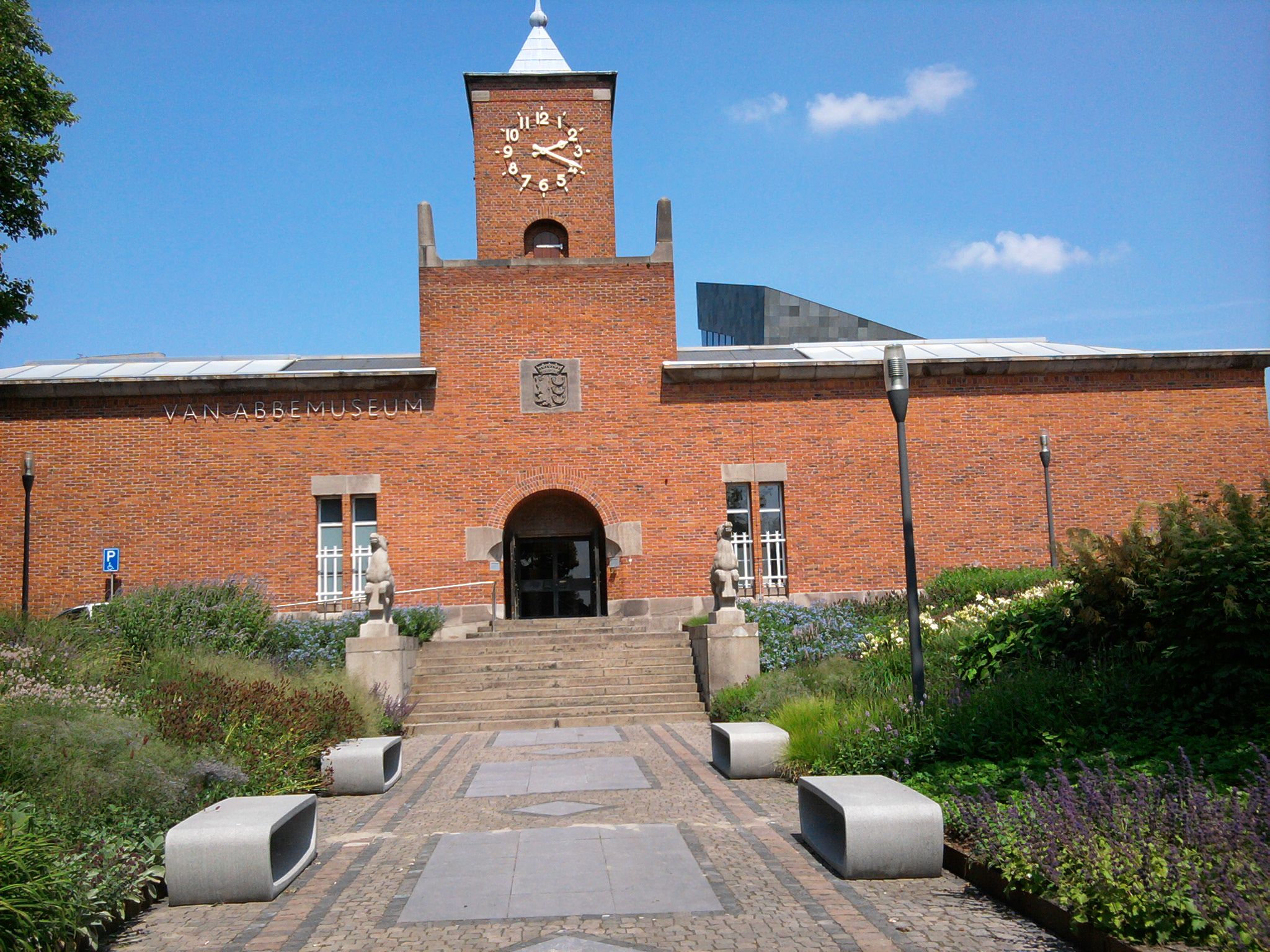 https://mdw-travel-data-us-east-1.s3.amazonaws.com/img/country/Netherlands/Van-Abbemuseum/img_00.jpg