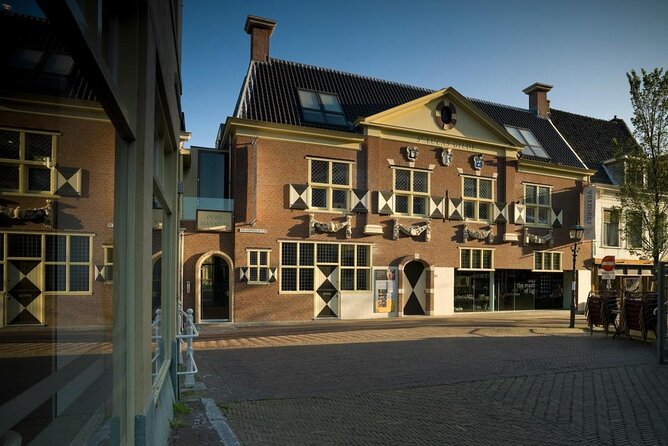 https://mdw-travel-data-us-east-1.s3.amazonaws.com/img/country/Netherlands/Vermeer-Centrum-Delft/img_00.jpg