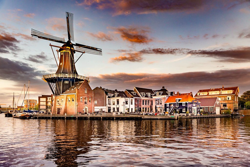 https://mdw-travel-data-us-east-1.s3.amazonaws.com/img/country/Netherlands/Windmill-De-Adriaan/img_01.jpg