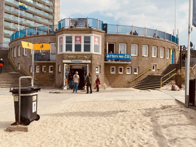https://mdw-travel-data-us-east-1.s3.amazonaws.com/img/country/Netherlands/Zandvoort-Open-Air-Museum/img_00.jpg