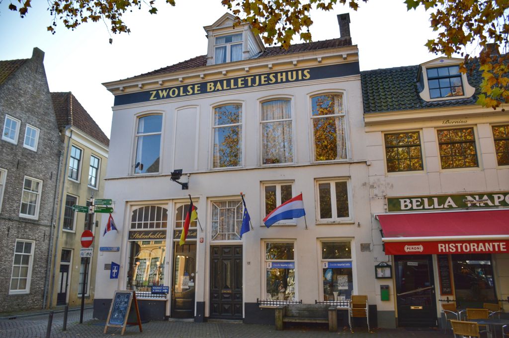 https://mdw-travel-data-us-east-1.s3.amazonaws.com/img/country/Netherlands/Zwolse-Balletjeshuis/img_03.jpg