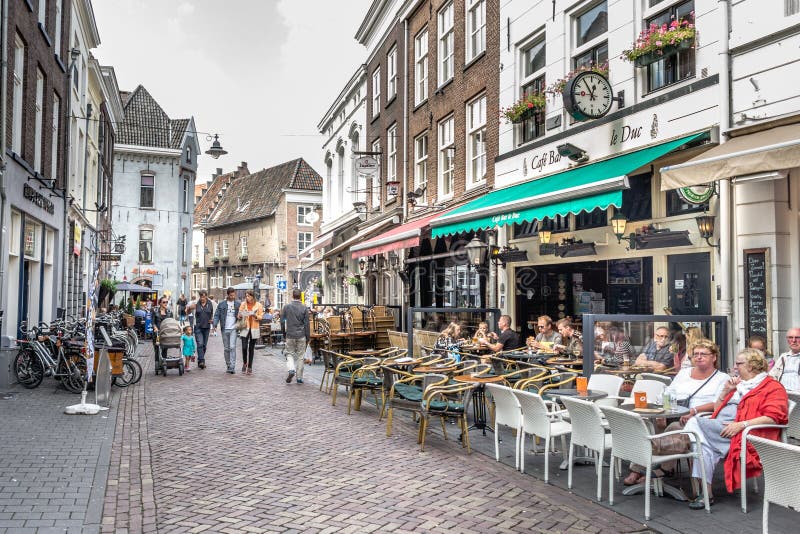 https://mdw-travel-data-us-east-1.s3.amazonaws.com/img/country/Netherlands/s-Hertogenbosch-Stationsplein/img_03.jpg
