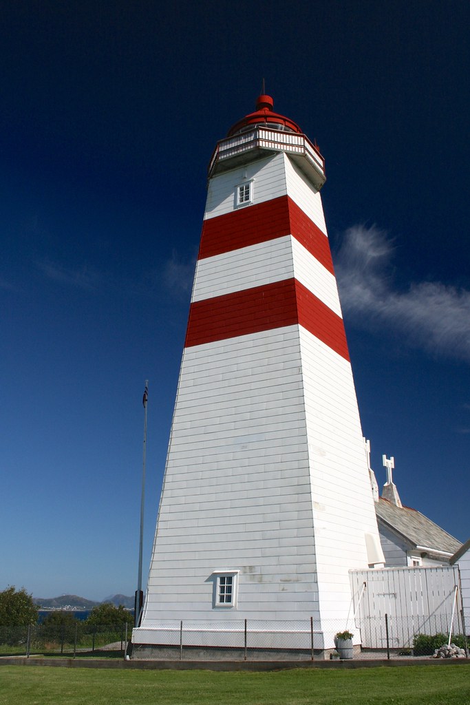 https://mdw-travel-data-us-east-1.s3.amazonaws.com/img/country/Norway/Alnes-Lighthouse/img_03.jpg