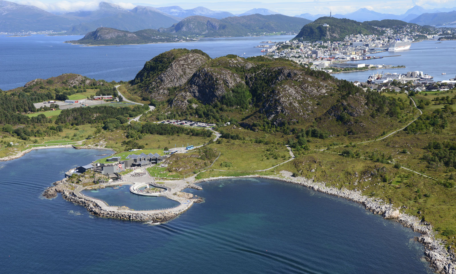 https://mdw-travel-data-us-east-1.s3.amazonaws.com/img/country/Norway/Atlanterhavsparken-aquarium/img_01.jpg