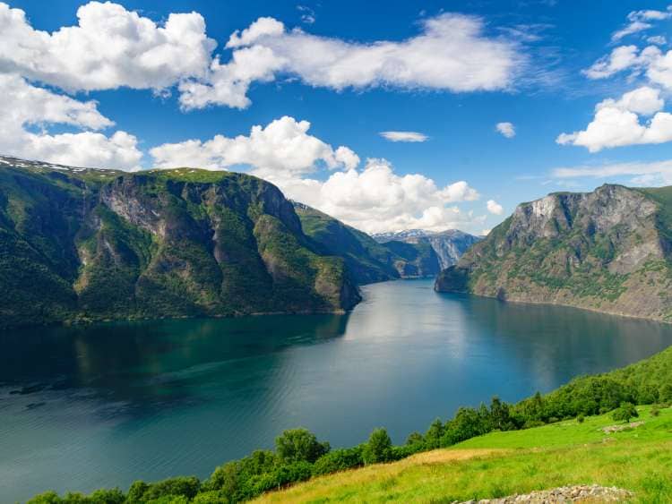 https://mdw-travel-data-us-east-1.s3.amazonaws.com/img/country/Norway/Aurlandsfjord/img_01.jpg