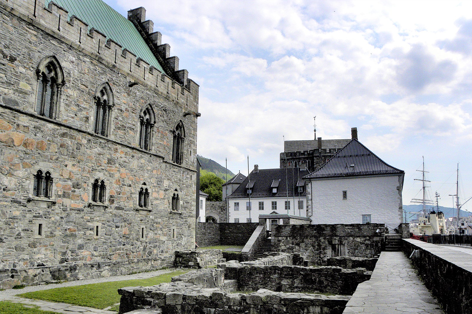 https://mdw-travel-data-us-east-1.s3.amazonaws.com/img/country/Norway/Bergenhus-Fortress/img_01.jpg