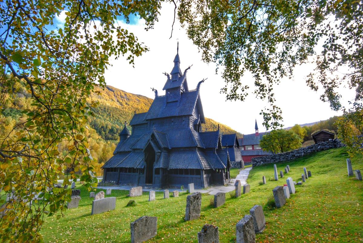 https://mdw-travel-data-us-east-1.s3.amazonaws.com/img/country/Norway/Borgund-Church/img_01.jpg
