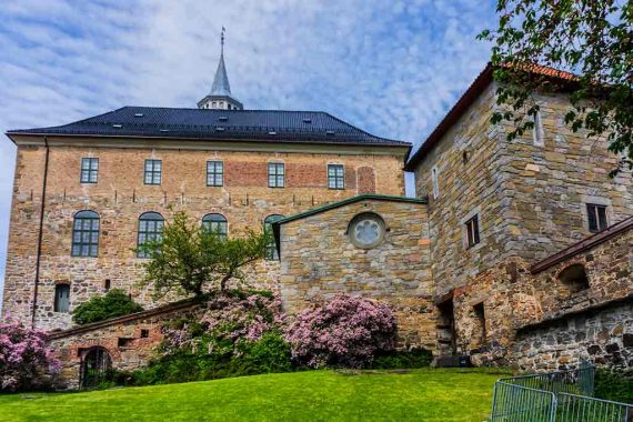 https://mdw-travel-data-us-east-1.s3.amazonaws.com/img/country/Norway/Castle-Hill/img_01.jpg