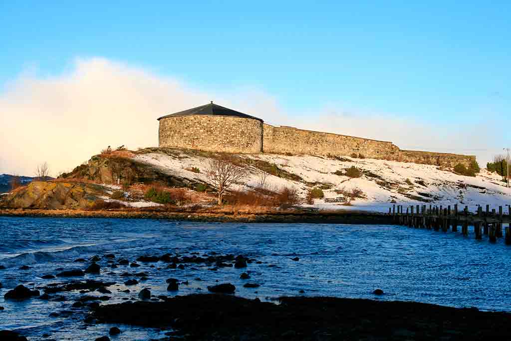 https://mdw-travel-data-us-east-1.s3.amazonaws.com/img/country/Norway/Castle-Hill/img_03.jpg