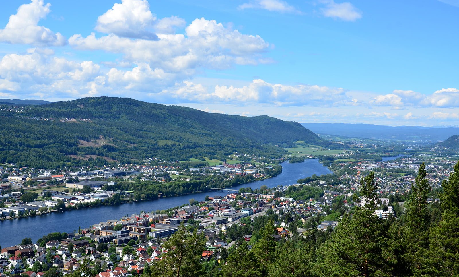 https://mdw-travel-data-us-east-1.s3.amazonaws.com/img/country/Norway/Drammen-River-Promenade/img_00.jpg
