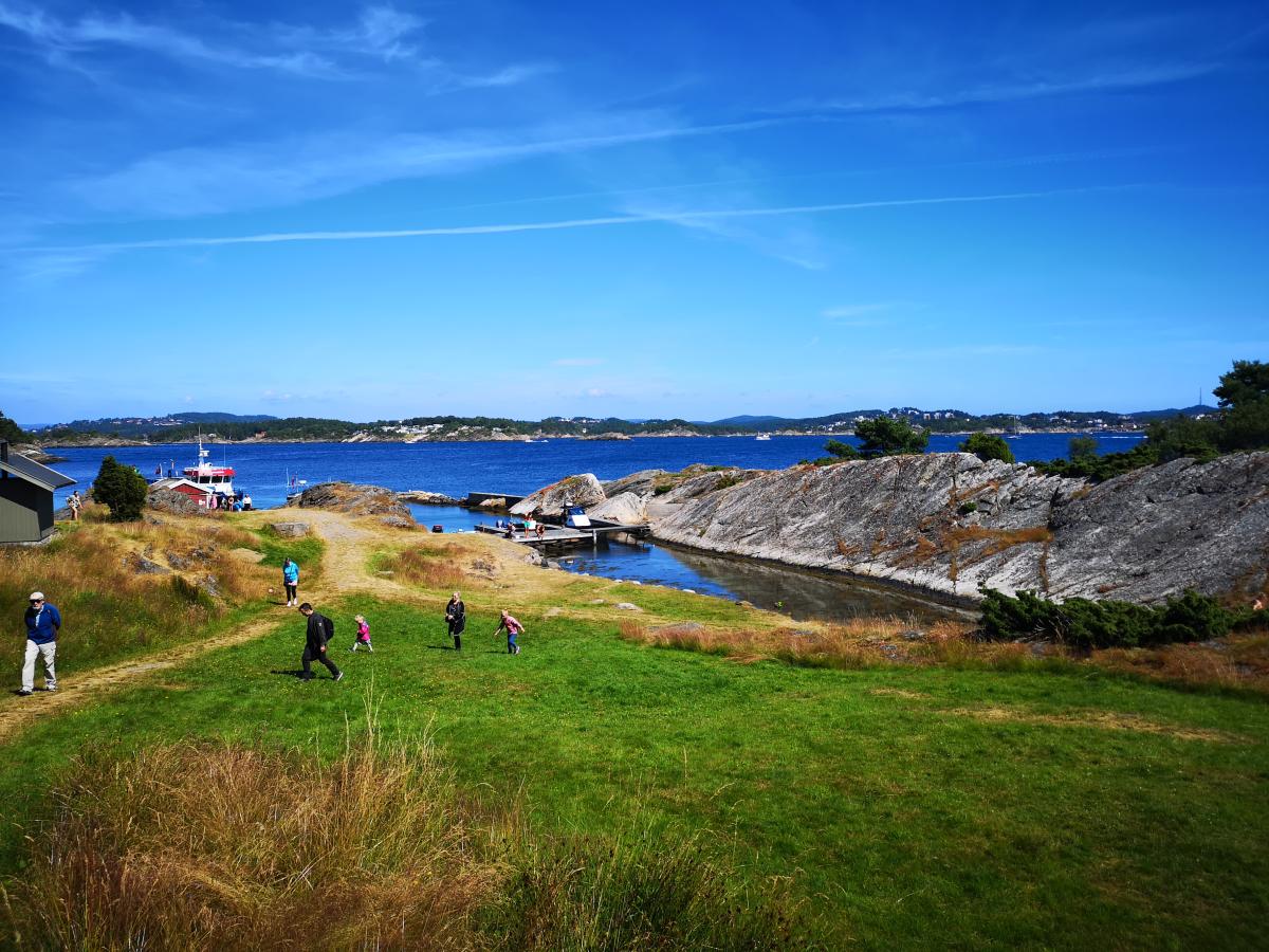 https://mdw-travel-data-us-east-1.s3.amazonaws.com/img/country/Norway/Dvergsoya/img_03.jpg