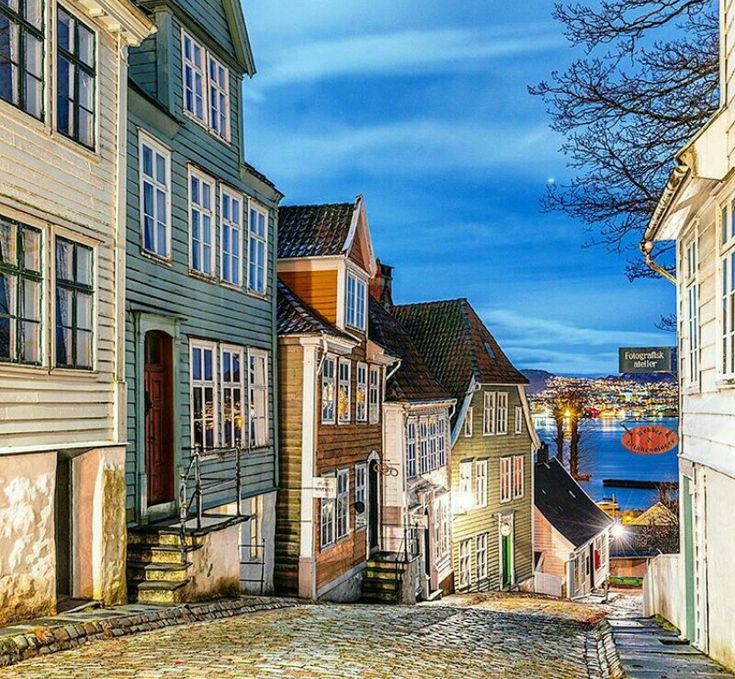 https://mdw-travel-data-us-east-1.s3.amazonaws.com/img/country/Norway/Gamle-Stavanger/img_00.jpg