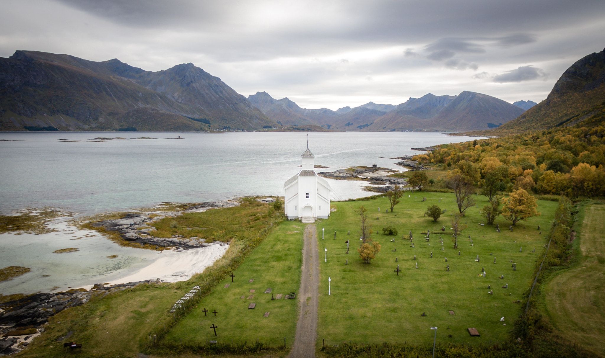 https://mdw-travel-data-us-east-1.s3.amazonaws.com/img/country/Norway/Gimsoy-Church/img_00.jpg