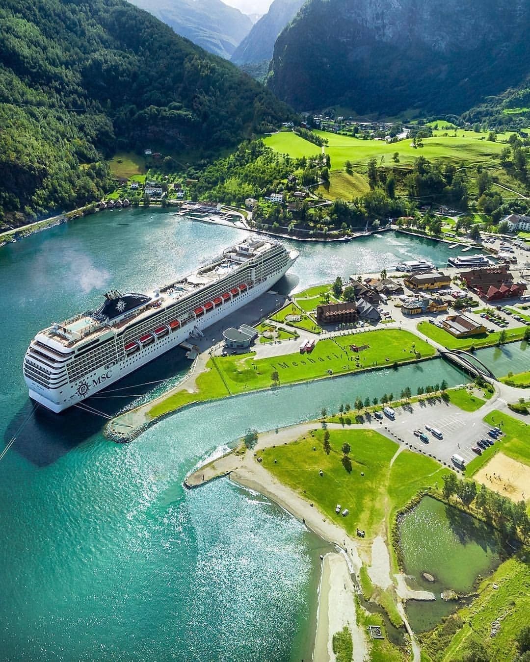 https://mdw-travel-data-us-east-1.s3.amazonaws.com/img/country/Norway/Hamacruise/img_03.jpg