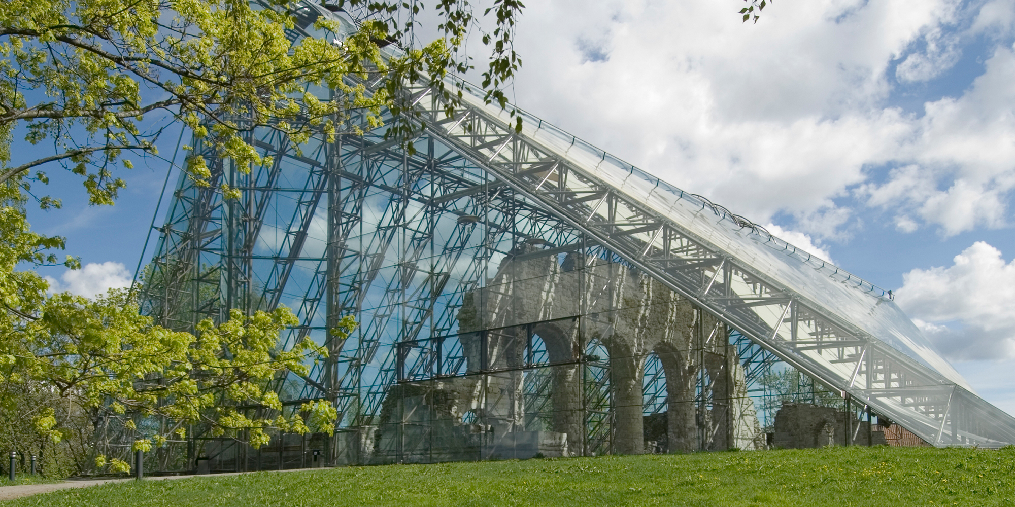 https://mdw-travel-data-us-east-1.s3.amazonaws.com/img/country/Norway/Hamar-Cathedral-Ruins/img_01.jpg
