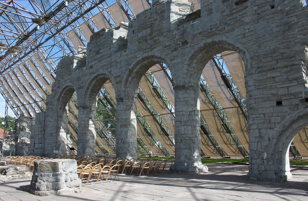 https://mdw-travel-data-us-east-1.s3.amazonaws.com/img/country/Norway/Hamar-Cathedral-Ruins/img_03.jpg