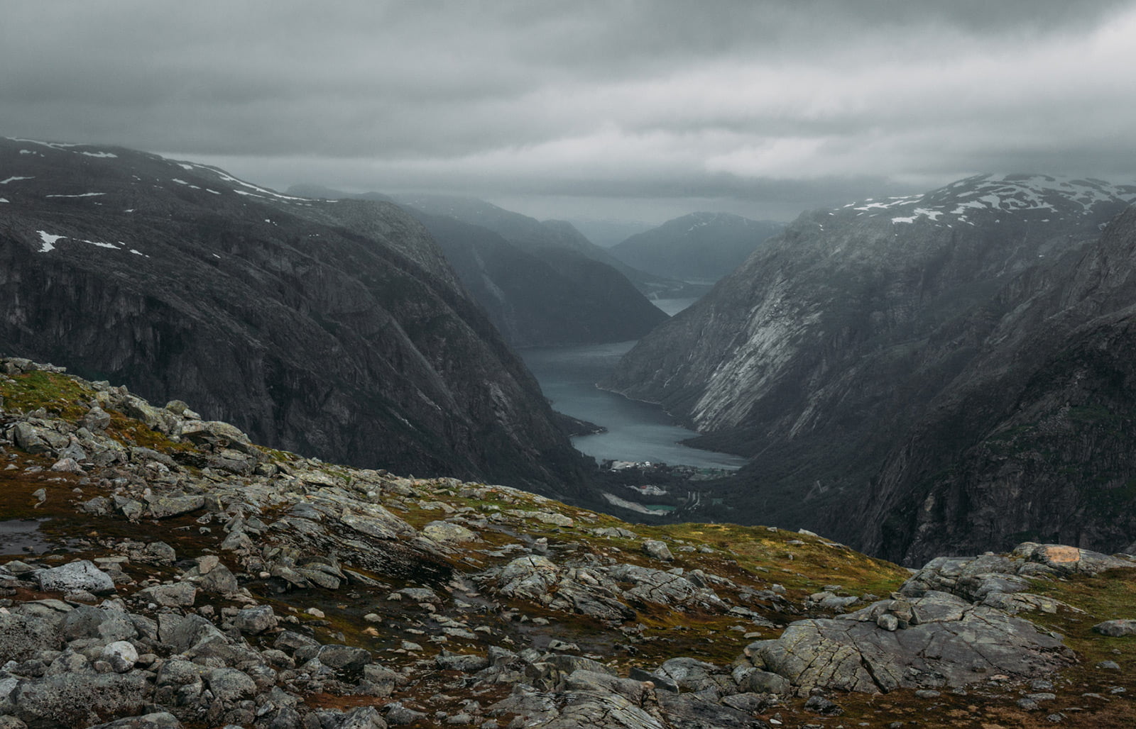 https://mdw-travel-data-us-east-1.s3.amazonaws.com/img/country/Norway/Hardangervidda-National-Park/img_01.jpg