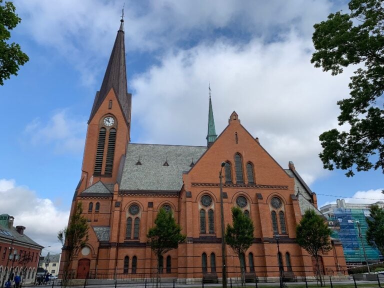 https://mdw-travel-data-us-east-1.s3.amazonaws.com/img/country/Norway/Haugesund-Cathedral/img_03.jpg